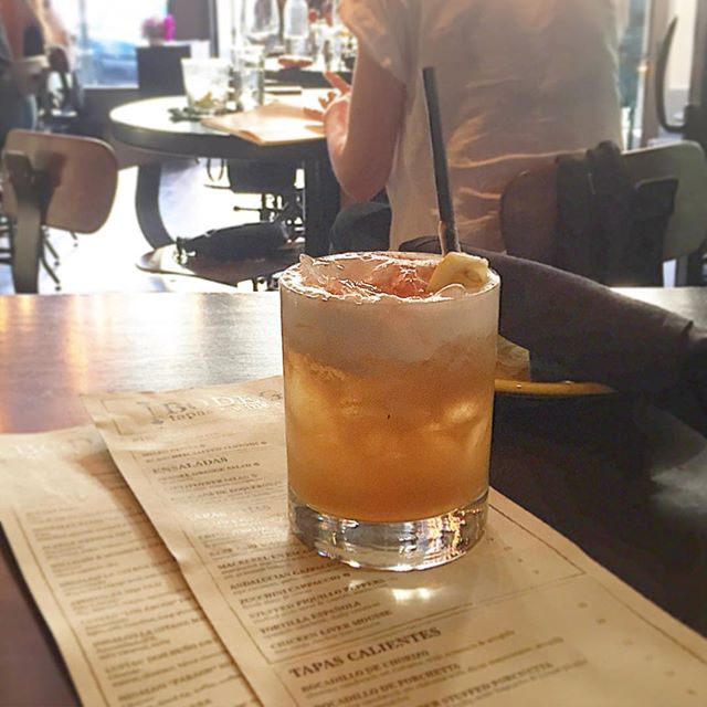  Oh baby. Come to mama. #BourbonSour #Bourbonator #Bourbon #whiskey #whiskeygirl #whiskeysour #cocktails #happyhour #cheers #thirsty #tgif #bottomsup #cocktails #cocktailporn #drinkporn #drinkstagram #drinkdrankdrunk #fbcigers 