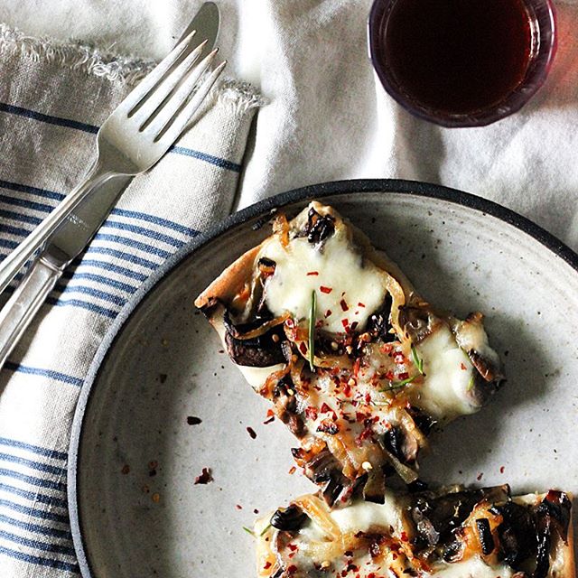  Meatless Monday = leftover white pizza because hell yes. The full recipe is on the blog if you wanna carb up too. If not, that's cool. More for me. The plates come courtesy of the very talented @missburke88 at @gceramicandco how's your Monday going? What's on your plate? Tell me things. #meatlessmonday #meatless #vegetarianfood 