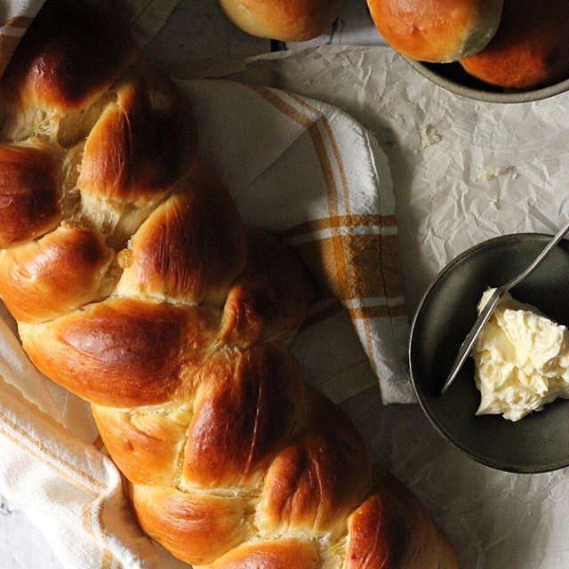  Friends, loves, lovers. I know you adore bread. And Italian food. And carbs in general. Because if you didn't, we wouldn't be such tight besties. 4Life, yo. And because you love them so much I though I should let you know that you have only 37 hours left to hit up the blog and enter to win a copy of Per La Famiglia Cookbook signed by author @eriscooking, a Set of Three Microplane Elite Graters/Zesters (Fine, Coarse, and Star Blades), and a Gnocchi Board. Oh yeah, and visit the other 14 do-hosting bloggers creations. One word: Yum. The link is in my profile so click on over and enter before you miss out. Also: Did I mention bread?  #perlafamiglia #perlafamigliabloggers #cookbooks #giveaway #whitecapbooks 