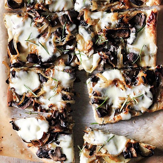  Things that are white: Snow ❄️ the Winter sky my legs  a ghost  (she says in her best Joey impression)! Oh yeah, and PIZZA  Today on the blog - that's right, I have a new post on the blog, aboot time, right? - a delicious recipe for White Pizza: Caramelized Onions, Sautéed Mushrooms, Rosemary Potatoes and a Garlic Cream Sauce topped off with fresh, creamy mozzarella. This'll getcha through till Spring. Or at least into the next pant size. But hey, it's Winter. So that's okay. ❄️ #ontheblog #recipe #Comfortfood #meatlessmonday 