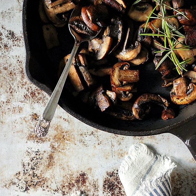  Brunching. But mostly munching. Because, mushrooms.  #mushroomhead #brunching #sundaysbest #sundaymorning 