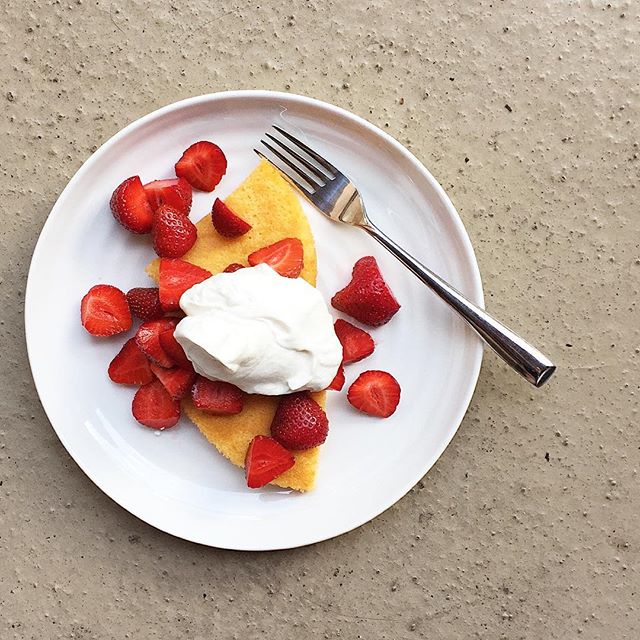  Alllllllllll the berries.  #strawberries #strawberrycake #strawberryshortcake #strawberryseason #strawberryfieldsforever #latergram #gloobyfood #simplepleasures 