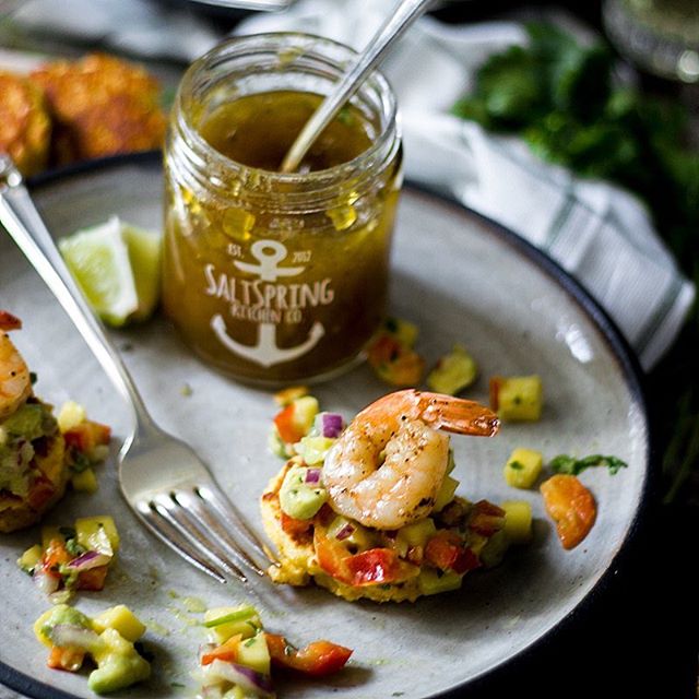 Shrimp and grits is da bomb!!! 💣💣💣 And by da bomb, I mean explosive yumminess. That's a thing right? Yes? No? Crickets? Hm... Awwwwwkward. 😬💚🍴 I've swapped out traditional grits (which are all kinds of creamy awesome) and made them into cakes and topped it all off with a fresh @saltspringkitchenco Hot Mango Jam salsa. It's shrimp and grits in holiday appetizer form! 💛🍾✨ Mama what!! With Christmas on deck, the recipe is on the blog right now. Link in profile. Also on deck: Snow! Get it? Because it's Winter! Okay. Ill stop talking. Someone get me a coffee. #fbcigers #saltspringisland