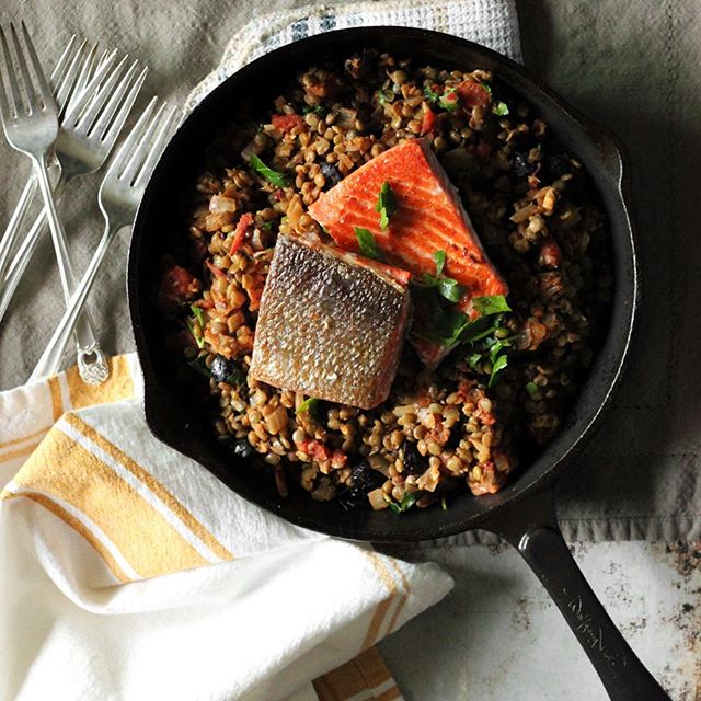 I was a bit afeared to change up puttanesca when I was developing #CookingWithCocktails. It’s so perfect, as is. Like Negronis. Scrambled eggs. That first sip of Irish coffee on a Wednesday morning 😘✨☕️🥃 But then I thought, “fuck it.” Toss in some gin and vermouth and call it what it is: damn good Martini Puttanesca & Seared Salmon. And all ready in just over half an hour. How we roll, yo. 🍸🐟 🍋#WestCoastLife #Cookbook