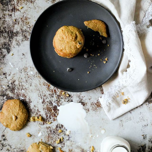 My Grandma’s Chocolate Chip (Amarula) Cookies are fluffy, not too sweet, and more than one person who’s been on the receiving end of a box of these little morsels have definitively christened them “cake cookies.” And they’re famously addictive. 🍪 🥛 🍪 
#ProTip: Put these puppies in the freezer once cooled and eat ‘em from frozen. ✨ Pure magic. ✨
Full recipe in the #cookbook, link in profile. #CookingWithCocktails