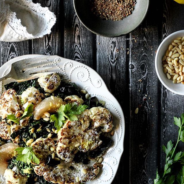 💚 Rabbit food my ass. 💚 This cauliflower, kale & grapefruit salad is the opposite of boring. And not just because it’s got booze in it. 🥦🍹👍🏻 I often eat it as a veggie-friendly entree with a lil shaved Parmesan (because I’m crazy 😜 like that), or as a yummy side to a big grass-fed Striploin steak (because I can’t shake the Albertan in me 🤠)... Either way, it’s got Crème de Pamplemousse Rose (luscious grapefruit liqueur) - makes it a real treat. ✨💚🥂 Recipe in #CookingWithCocktails - link in profile loves. Happy Thursday!