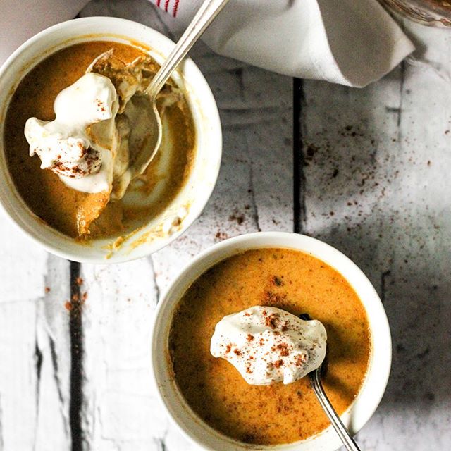 I have yet to meet a person who doesn’t love pumpkin pie. 🥧🥃🍂 It’s like corn (or it’s boozy subsidiary, bourbon), or peanut butter & chocolate, or Chris Pratt - our bodies are just hardwired to want it. Warm spices call to us of Autumn and seasonal celebrations in cozy houses brimming with friends and family. This dessert is an “adulted” ode to days gone by. Whiskey, maple, and pumpkin were pretty much #MFEO and my Old-Fashioned (🥃🥃🥃) Pots de Crème topped with bourbon whipped cream are da 💣 RN. Recipe in #CookingWithCocktails